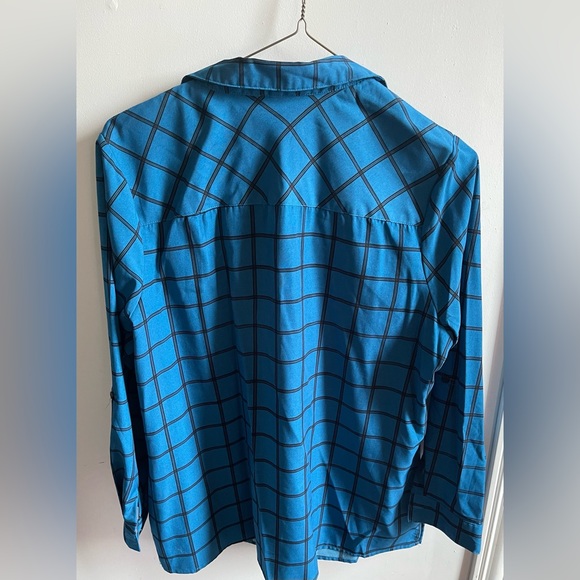 EUC: A beautiful blue striped button up shirt (brand NY Collection. - Picture 5 of 6
